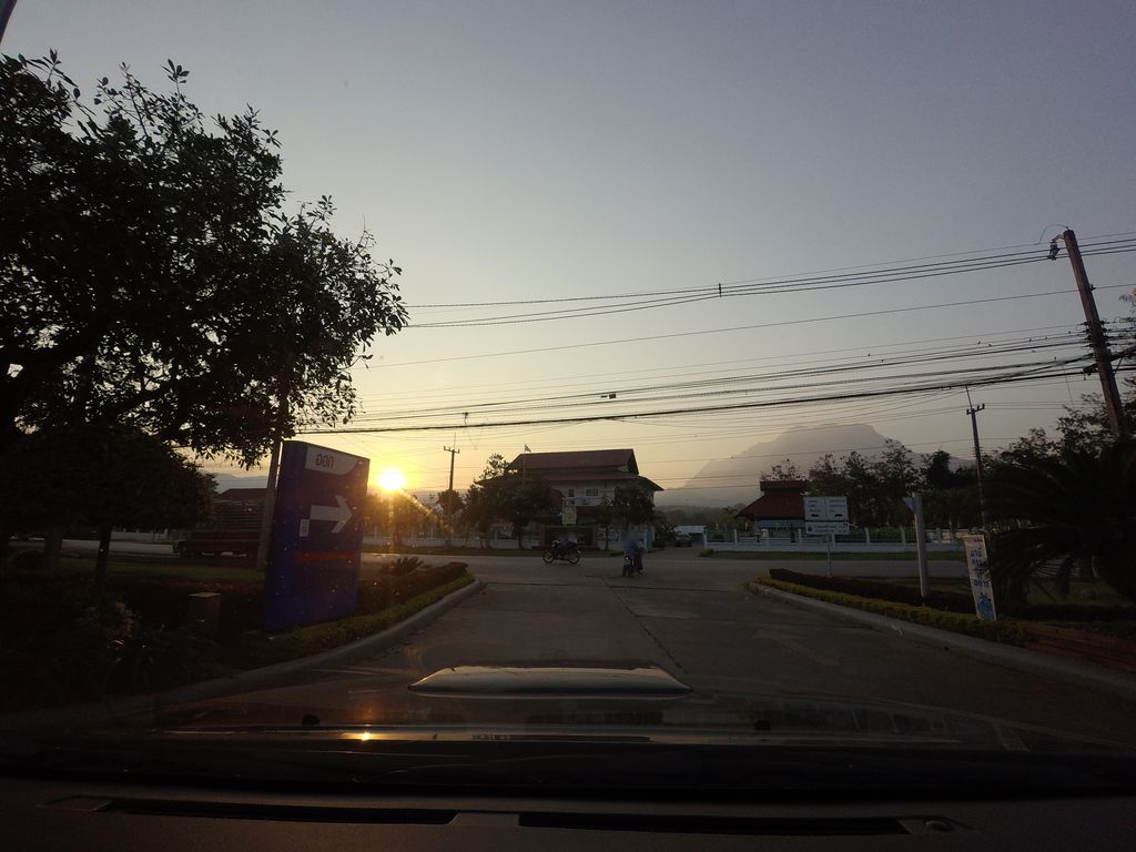 ภาพถนนตรงที่ 7-Eleven ตั้งอยู่ ถ่ายโดย mishari พ.ศ. 2559 (2016) · A street-level view of where 7-Eleven stands, by mishari in 2559 (2016)
