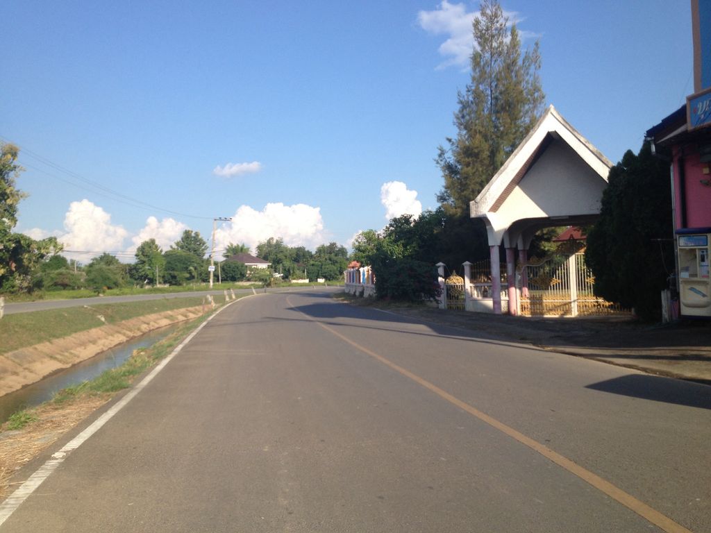 ภาพถนนตรงที่ ร้านเสริมสวยคุณอ้อ ตั้งอยู่ ถ่ายโดย jimwatana พ.ศ. 2558 (2015) · A street-level view of where ร้านเสริมสวยคุณอ้อ · Khun O Beauty salon stands, by jimwatana in 2558 (2015)