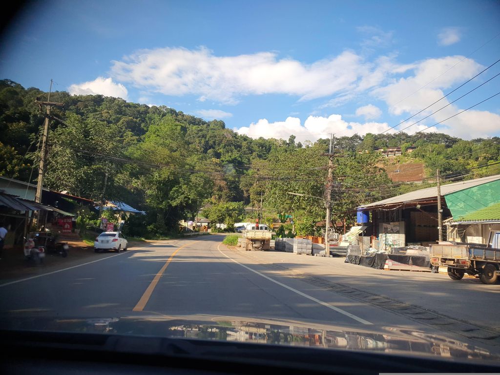 ภาพถนนตรงที่ ร้านนฤมลก่อสร้างและการเกษตร ตั้งอยู่ ถ่ายโดย jrcarlsen พ.ศ. 2566 (2023) · A street-level view of where ร้านนฤมลก่อสร้างและการเกษตร · Ran Naruemon Kosang Lae Kan Kaset stands, by jrcarlsen in 2566 (2023)