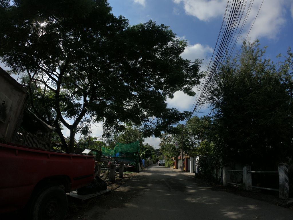 ภาพถนนตรงที่ ตลาดนัดวันจันทร์ ตั้งอยู่ ถ่ายโดย chanuwath_grab พ.ศ. 2562 (2019) · A street-level view of where ตลาดนัดวันจันทร์ · Nat Wanchan Market stands, by chanuwath_grab in 2562 (2019)
