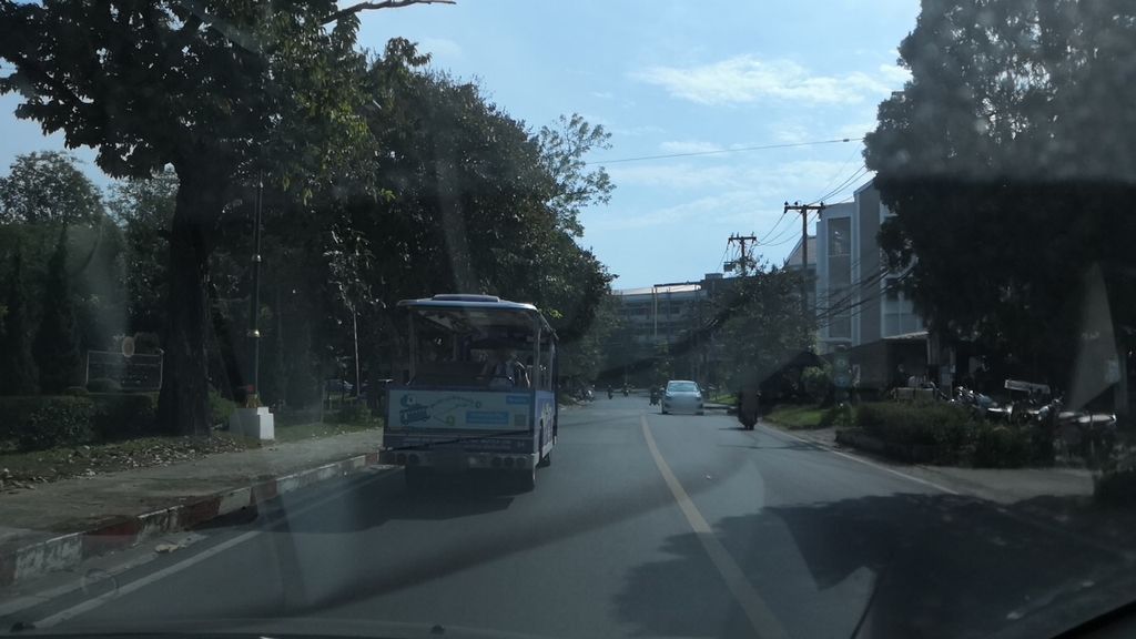 ภาพถนนตรงที่ CMU Open House ตั้งอยู่ ถ่ายโดย charlesano พ.ศ. 2561 (2018) · A street-level view of where CMU Open House stands, by charlesano in 2561 (2018)