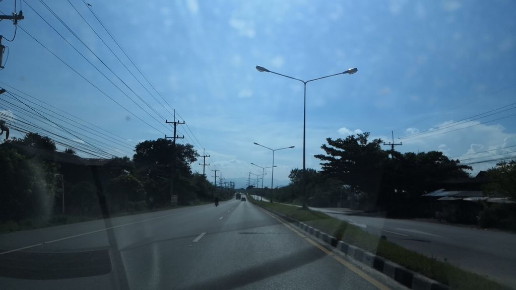 ภาพถนนตรงที่ เค้กอร่อยดอยหล่อ ตั้งอยู่ ถ่ายโดย charlesano พ.ศ. 2561 (2018) · A street-level view of where เค้กอร่อยดอยหล่อ · Cake Aroi Doi Lo stands, by charlesano in 2561 (2018)