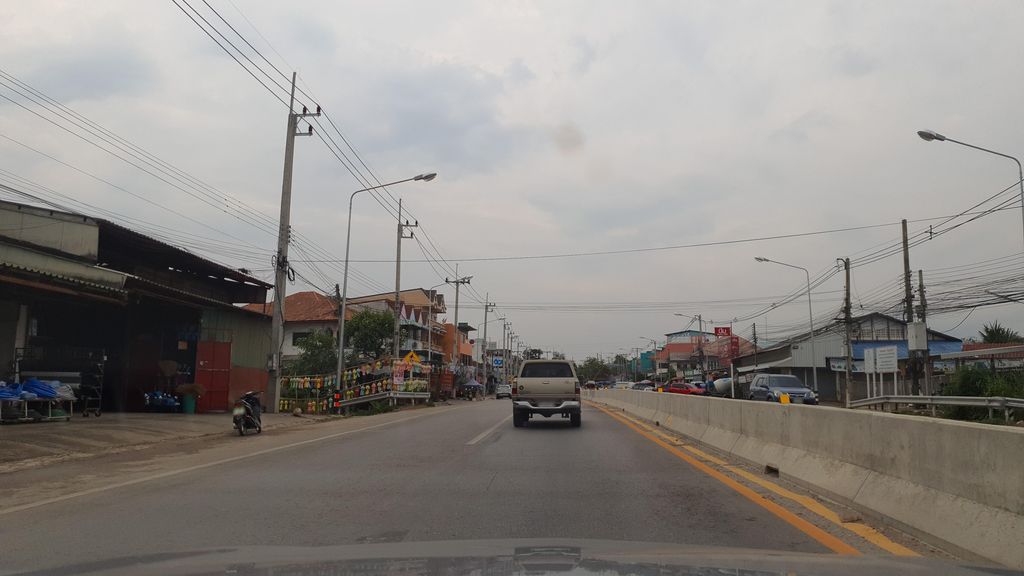 ภาพถนนตรงที่ ร้านล้อเจริญยนต์ ตั้งอยู่ ถ่ายโดย jrcarlsen พ.ศ. 2565 (2022) · A street-level view of where ร้านล้อเจริญยนต์ · Ran Locherinyon stands, by jrcarlsen in 2565 (2022)
