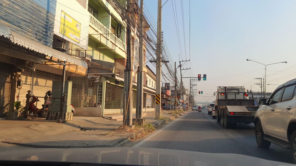 ภาพถนนตรงที่ Siamkit Hang Dong ตั้งอยู่ ถ่ายโดย jrcarlsen พ.ศ. 2566 (2023) · A street-level view of where Siamkit Hang Dong stands, by jrcarlsen in 2566 (2023)