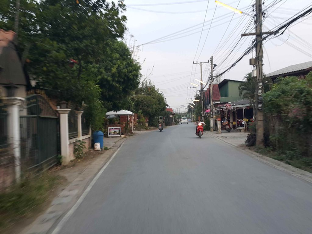 ภาพถนนตรงที่ ตองสามหนุ่ม ตั้งอยู่ ถ่ายโดย jrcarlsen พ.ศ. 2558 (2015) · A street-level view of where ตองสามหนุ่ม · Tongsamnum stands, by jrcarlsen in 2558 (2015)