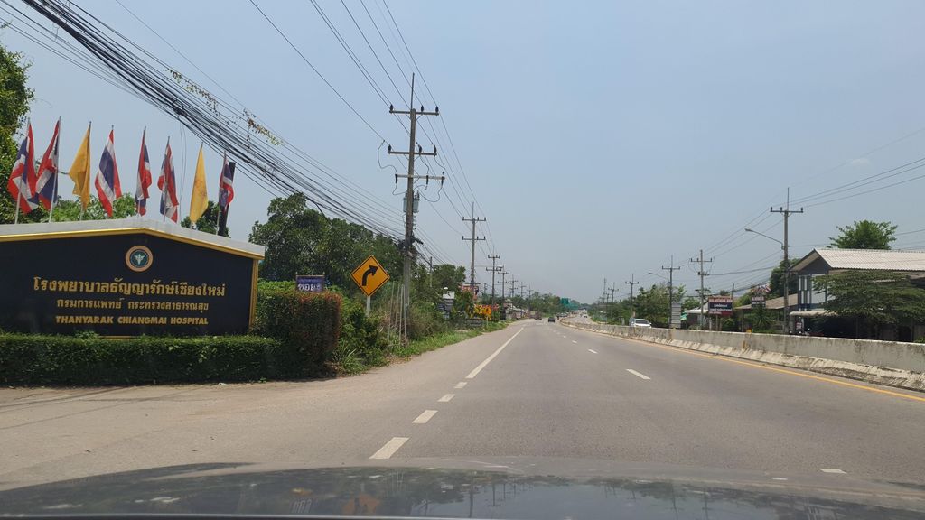 ภาพถนนตรงที่ ร้านก๋วยเตี๋ยวห้วยตอง ตั้งอยู่ ถ่ายโดย jrcarlsen พ.ศ. 2565 (2022) · A street-level view of where ร้านก๋วยเตี๋ยวห้วยตอง · Ran Kuaitiao Huai Tong stands, by jrcarlsen in 2565 (2022)