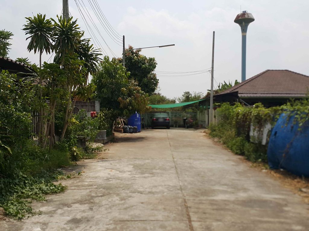 ภาพถนนตรงที่ Kong Garage ตั้งอยู่ ถ่ายโดย jrcarlsen พ.ศ. 2558 (2015) · A street-level view of where Kong Garage stands, by jrcarlsen in 2558 (2015)
