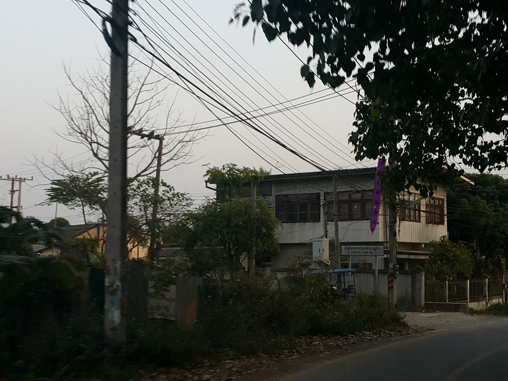 ภาพถนนตรงที่ วัดท่าข้าม ตั้งอยู่ ถ่ายโดย jrcarlsen พ.ศ. 2559 (2016) · A street-level view of where วัดท่าข้าม · Wat Tha Kham stands, by jrcarlsen in 2559 (2016)
