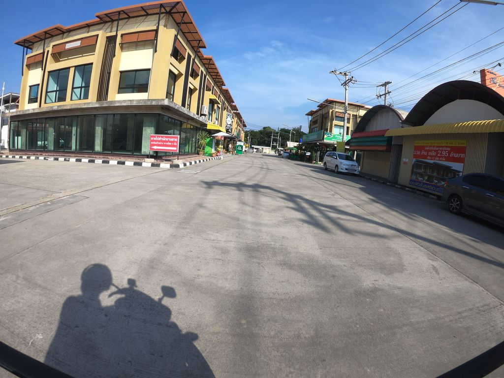 ภาพถนนตรงที่ เชียงใหม่เครื่องหมายข้าราชการ ตั้งอยู่ ถ่ายโดย chanuwath_grab พ.ศ. 2562 (2019) · A street-level view of where เชียงใหม่เครื่องหมายข้าราชการ · Chiang Mai Khrueangmai Kharatkan stands, by chanuwath_grab in 2562 (2019)