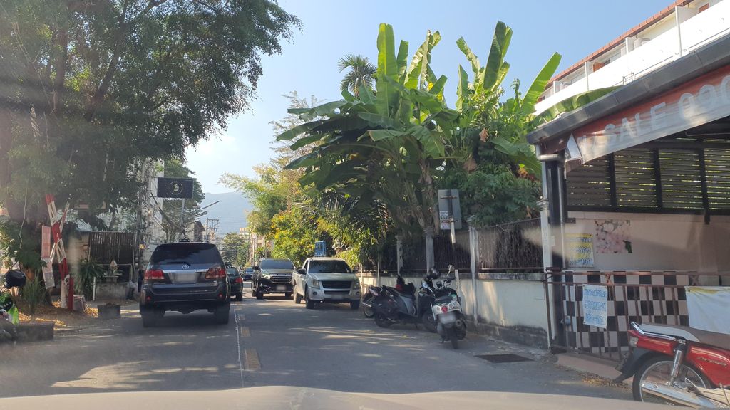 ภาพถนนตรงที่ นิมมานเหมินท์ ซอย7 ตั้งอยู่ ถ่ายโดย jrcarlsen พ.ศ. 2566 (2023) · A street-level view of where นิมมานเหมินท์ ซอย7 · Nimmanhaemin Soi7 stands, by jrcarlsen in 2566 (2023)