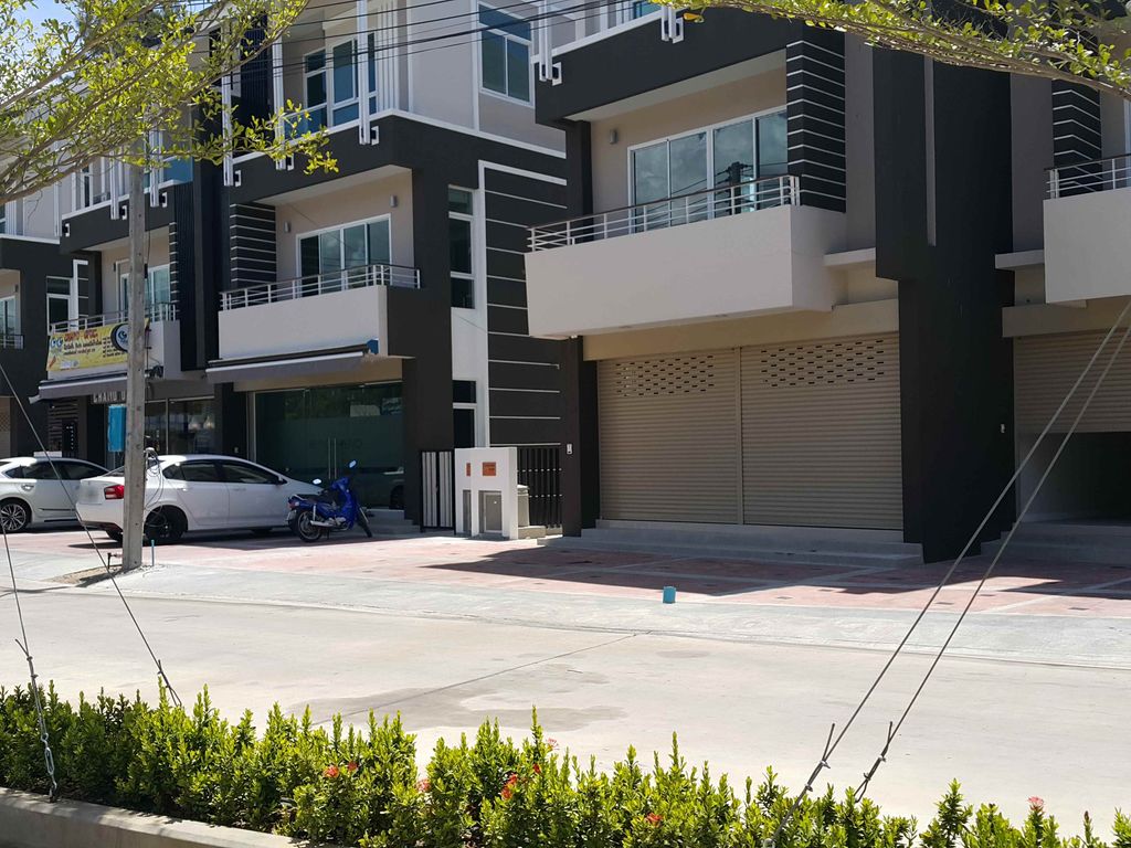 ภาพถนนตรงที่ Peem' ra vee Clinic - ภีมรวี คลินิก ตั้งอยู่ ถ่ายโดย jrcarlsen พ.ศ. 2558 (2015) · A street-level view of where Peem' ra vee Clinic - ภีมรวี คลินิก stands, by jrcarlsen in 2558 (2015)
