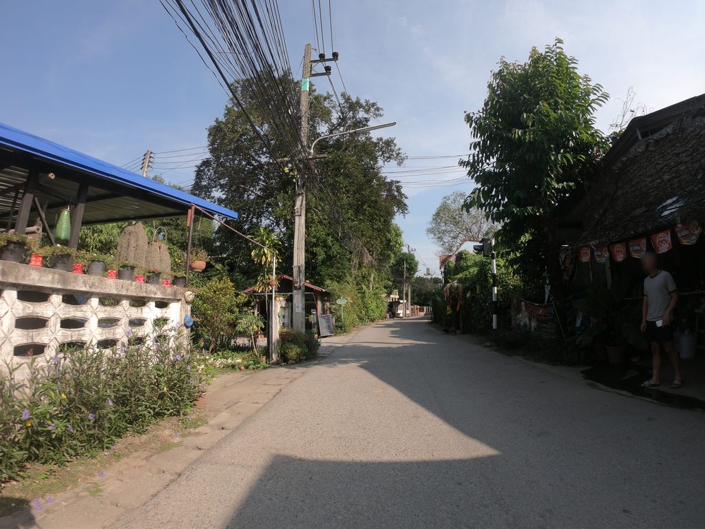 ภาพถนนตรงที่ เจริญสวนแอก ตั้งอยู่ ถ่ายโดย chanuwath_grab พ.ศ. 2562 (2019) · A street-level view of where เจริญสวนแอก · Charoen Suan Aek stands, by chanuwath_grab in 2562 (2019)