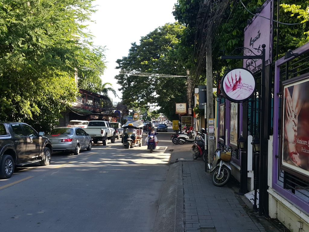 ภาพถนนตรงที่ Black Canyon - Suandok Park ตั้งอยู่ ถ่ายโดย jrcarlsen พ.ศ. 2558 (2015) · A street-level view of where Black Canyon - Suandok Park stands, by jrcarlsen in 2558 (2015)