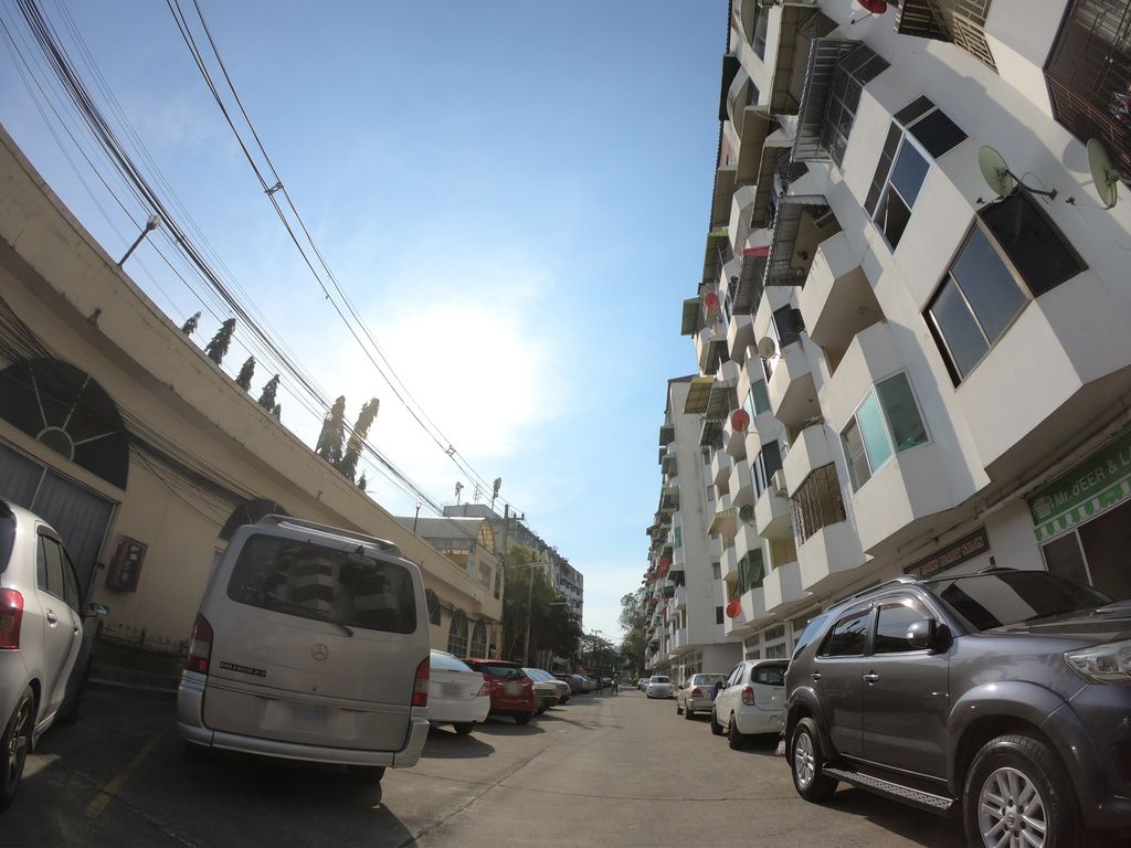 ภาพถนนตรงที่ Lanna Condo B ตั้งอยู่ ถ่ายโดย chanuwath_grab พ.ศ. 2562 (2019) · A street-level view of where Lanna Condo B stands, by chanuwath_grab in 2562 (2019)