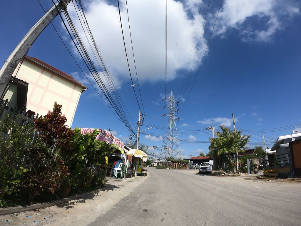 ภาพถนนตรงที่ ห้องพักเชียงใหม่ สไตล์บาหลี ตั้งอยู่ ถ่ายโดย chanuwath_grab พ.ศ. 2562 (2019) · A street-level view of where ห้องพักเชียงใหม่ สไตล์บาหลี · Hong Phakchiangmai Style Ba Li stands, by chanuwath_grab in 2562 (2019)