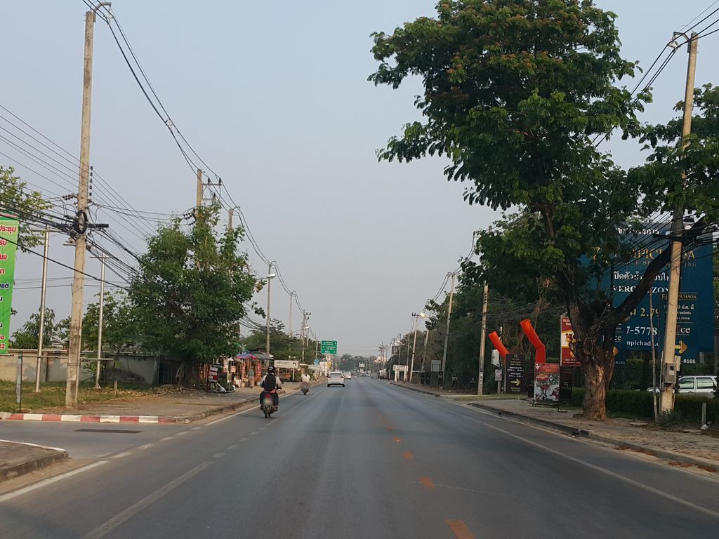 ภาพถนนตรงที่ Hua Lin Restaurant ตั้งอยู่ ถ่ายโดย jrcarlsen พ.ศ. 2559 (2016) · A street-level view of where Hua Lin Restaurant stands, by jrcarlsen in 2559 (2016)