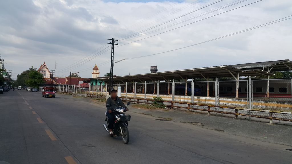 ภาพถนนตรงที่ โรงแรม โอเอซิส ตั้งอยู่ ถ่ายโดย jrcarlsen พ.ศ. 2559 (2016) · A street-level view of where โรงแรม โอเอซิส · Oasis Hotel stands, by jrcarlsen in 2559 (2016)