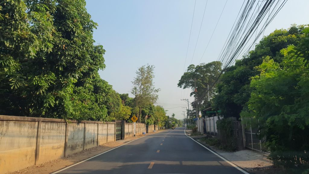 ภาพถนนตรงที่ ขนมจีนบ้านดาว ตั้งอยู่ ถ่ายโดย jrcarlsen พ.ศ. 2565 (2022) · A street-level view of where ขนมจีนบ้านดาว · Khanomchin Ban Dao stands, by jrcarlsen in 2565 (2022)