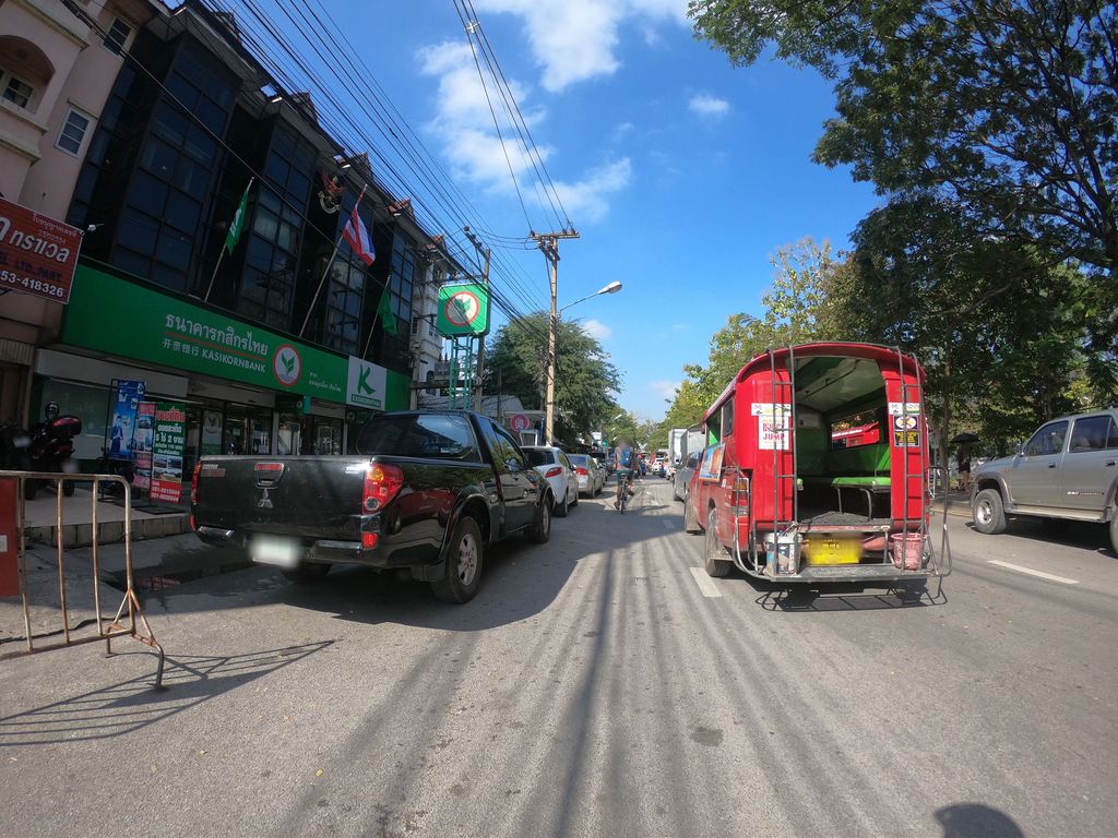 ภาพถนนตรงที่ riion chiang mai ตั้งอยู่ ถ่ายโดย chanuwath_grab พ.ศ. 2562 (2019) · A street-level view of where riion chiang mai stands, by chanuwath_grab in 2562 (2019)