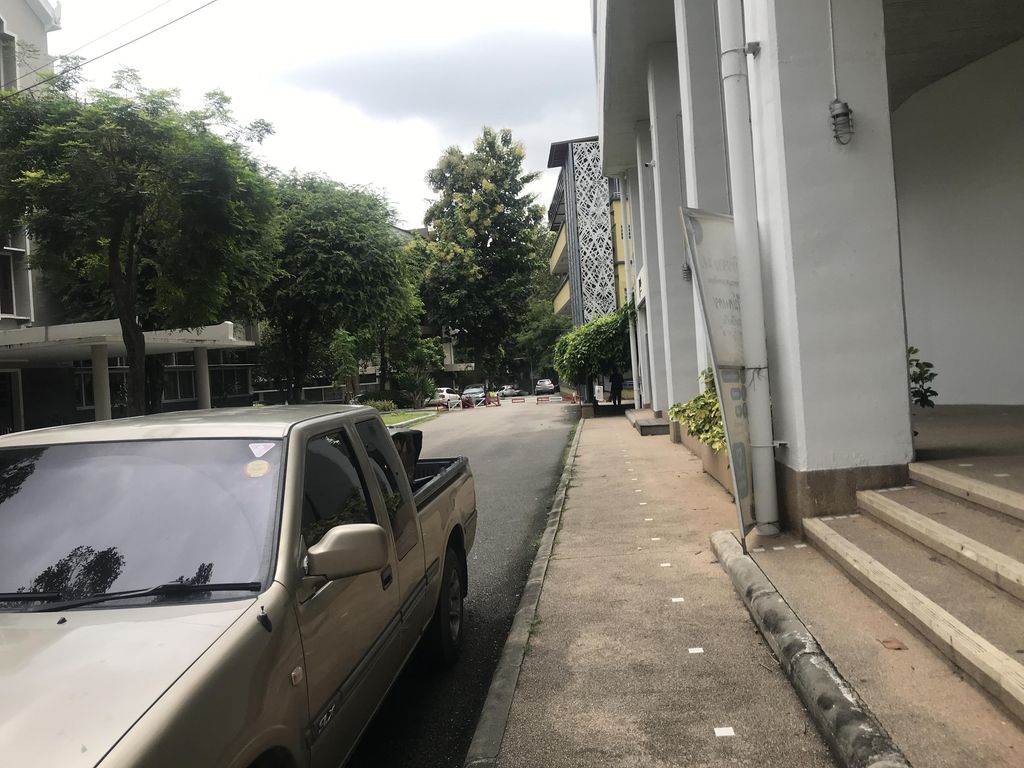 ภาพถนนตรงที่ SHIRU : Smoke Haze Integrated Research Unit ตั้งอยู่ ถ่ายโดย scramhorn พ.ศ. 2565 (2022) · A street-level view of where SHIRU : Smoke Haze Integrated Research Unit stands, by scramhorn in 2565 (2022)