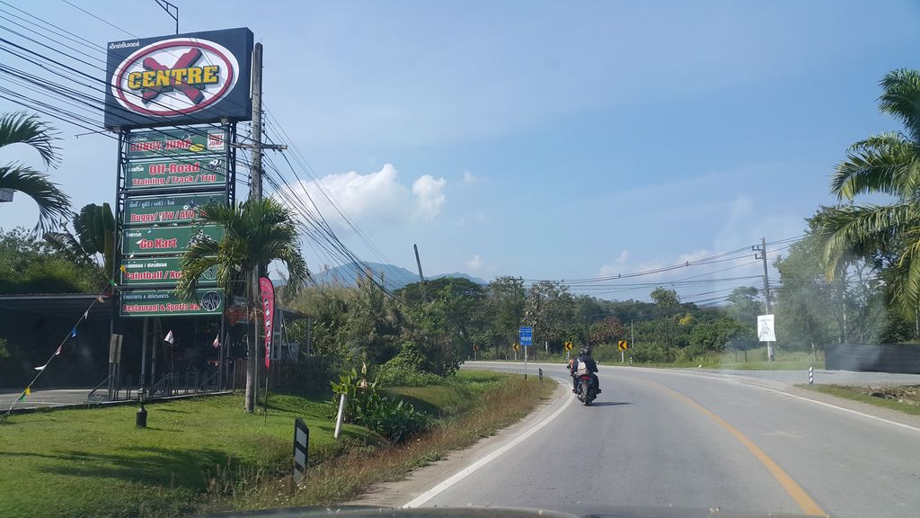 ภาพถนนตรงที่ พิพิธภัณฑ์บ้านคำอูน ตั้งอยู่ ถ่ายโดย jrcarlsen พ.ศ. 2562 (2019) · A street-level view of where พิพิธภัณฑ์บ้านคำอูน · Bankhamun Museum stands, by jrcarlsen in 2562 (2019)