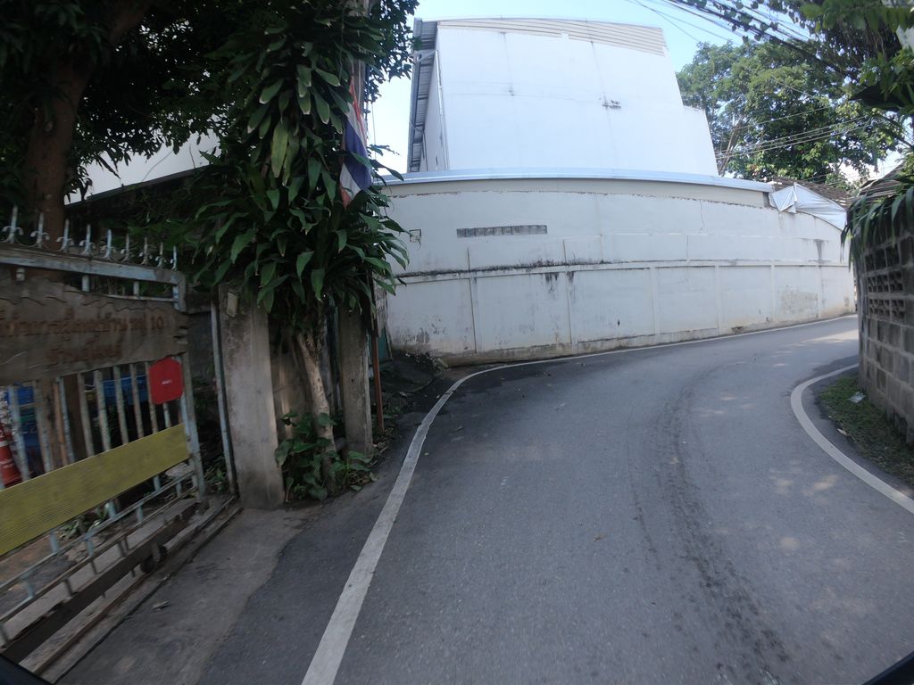 ภาพถนนตรงที่ เฟื่องฟ้าเพลส ตั้งอยู่ ถ่ายโดย chanuwath_grab พ.ศ. 2562 (2019) · A street-level view of where เฟื่องฟ้าเพลส · Fueng Place stands, by chanuwath_grab in 2562 (2019)
