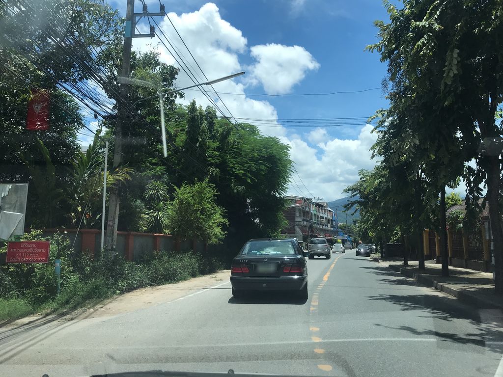 ภาพถนนตรงที่ BBN Boxing Gym Chiangmai ตั้งอยู่ ถ่ายโดย prasert พ.ศ. 2561 (2018) · A street-level view of where BBN Boxing Gym Chiangmai stands, by prasert in 2561 (2018)