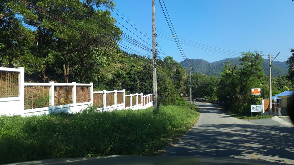 ภาพถนนตรงที่ Korlan House ตั้งอยู่ ถ่ายโดย jrcarlsen พ.ศ. 2562 (2019) · A street-level view of where Korlan House stands, by jrcarlsen in 2562 (2019)