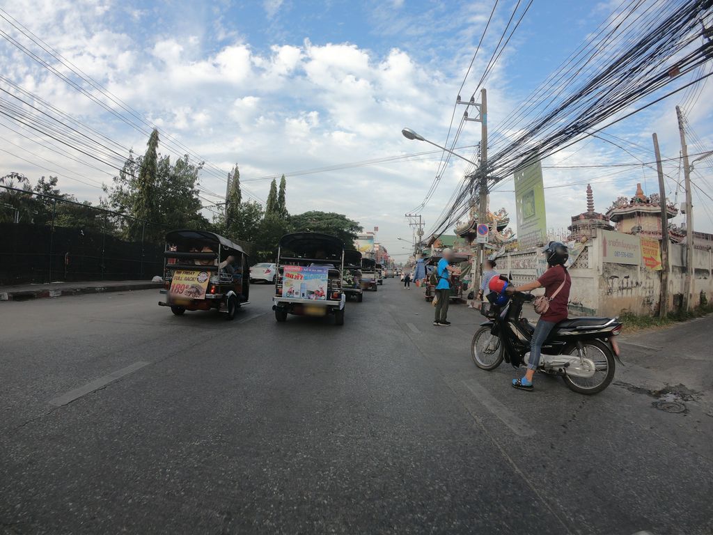 ภาพถนนตรงที่ มูลนิธิสถานวิปัสนาราม ตั้งอยู่ ถ่ายโดย chanuwath_grab พ.ศ. 2562 (2019) · A street-level view of where มูลนิธิสถานวิปัสนาราม · Munnithi Sathan Wipatna Ram stands, by chanuwath_grab in 2562 (2019)