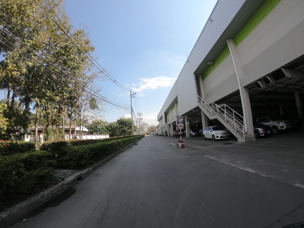 ภาพถนนตรงที่ เชษฐ์ สติ๊กเกอร์เชียงใหม่168 ตัดสติ๊กเกอร์ แต่งรถ ออฟฟิต นามบัตร ตรายาง ตั้งอยู่ ถ่ายโดย chanuwath_grab พ.ศ. 2562 (2019) · A street-level view of where เชษฐ์ สติ๊กเกอร์เชียงใหม่168 ตัดสติ๊กเกอร์ แต่งรถ ออฟฟิต นามบัตร ตรายาง · Chet Sticker Chiang Mai168 Tat Sticker Taengrot Opfit Nambat Trainga stands, by chanuwath_grab in 2562 (2019)