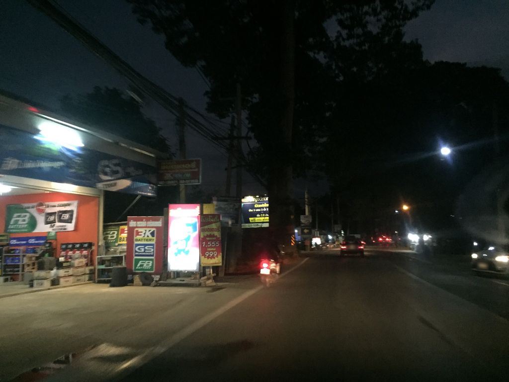 ภาพถนนตรงที่ สารภีแบตเตอรี่ ตั้งอยู่ ถ่ายโดย kyoko พ.ศ. 2562 (2019) · A street-level view of where สารภีแบตเตอรี่ · Saraphi Battery stands, by kyoko in 2562 (2019)