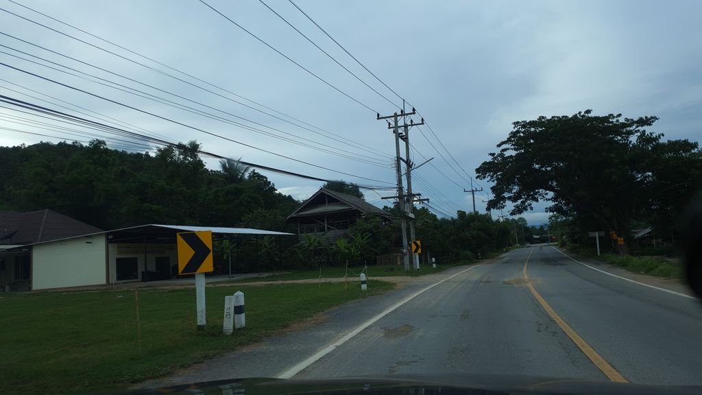 ภาพถนนตรงที่ ร้านเฮือนฮ่อมดอย ตั้งอยู่ ถ่ายโดย jrcarlsen พ.ศ. 2563 (2020) · A street-level view of where ร้านเฮือนฮ่อมดอย · Ran Huean Hom Doi stands, by jrcarlsen in 2563 (2020)