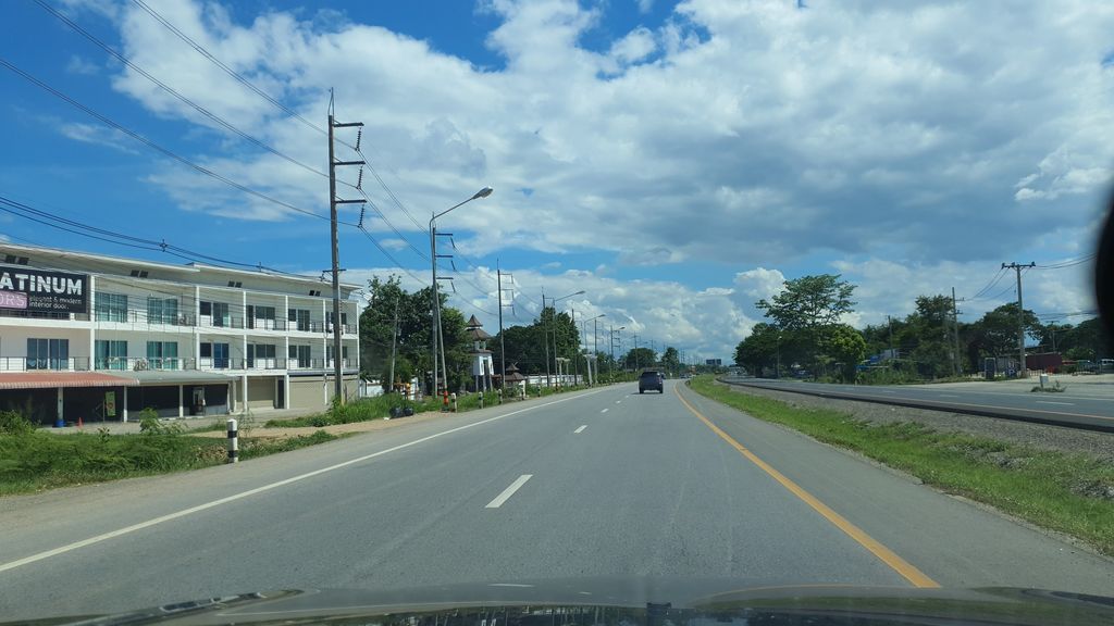 ภาพถนนตรงที่ หม่าล่าแยกหลุยส์ ตั้งอยู่ ถ่ายโดย jrcarlsen พ.ศ. 2564 (2021) · A street-level view of where หม่าล่าแยกหลุยส์ · Mala Yaeklui stands, by jrcarlsen in 2564 (2021)