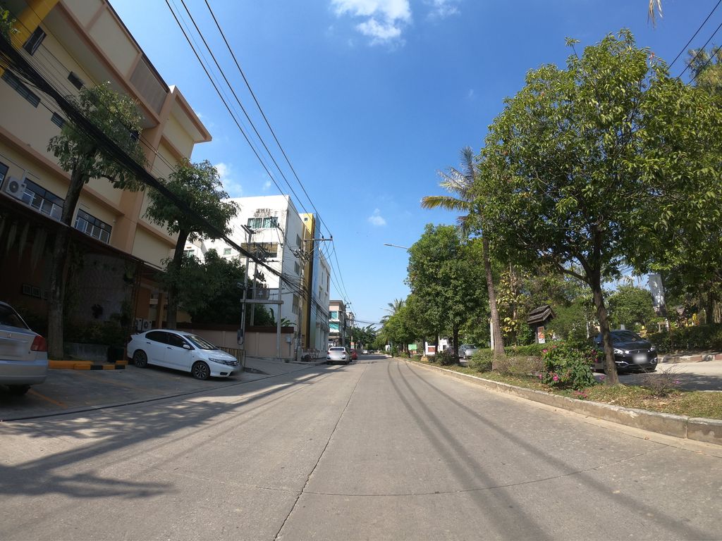 ภาพถนนตรงที่ ใจใสซุปเปอร์สโตร์ ตั้งอยู่ ถ่ายโดย chanuwath_grab พ.ศ. 2562 (2019) · A street-level view of where ใจใสซุปเปอร์สโตร์ · Chai Sai Super Store stands, by chanuwath_grab in 2562 (2019)