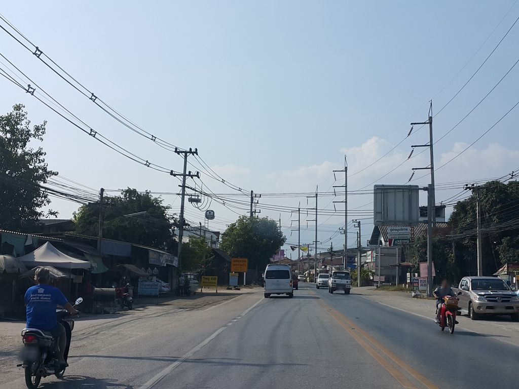 ภาพถนนตรงที่ สยามทีวี ดิจิตอลสโตร์ ตั้งอยู่ ถ่ายโดย jrcarlsen พ.ศ. 2558 (2015) · A street-level view of where สยามทีวี ดิจิตอลสโตร์ · Sayamthiwi Digital Store stands, by jrcarlsen in 2558 (2015)