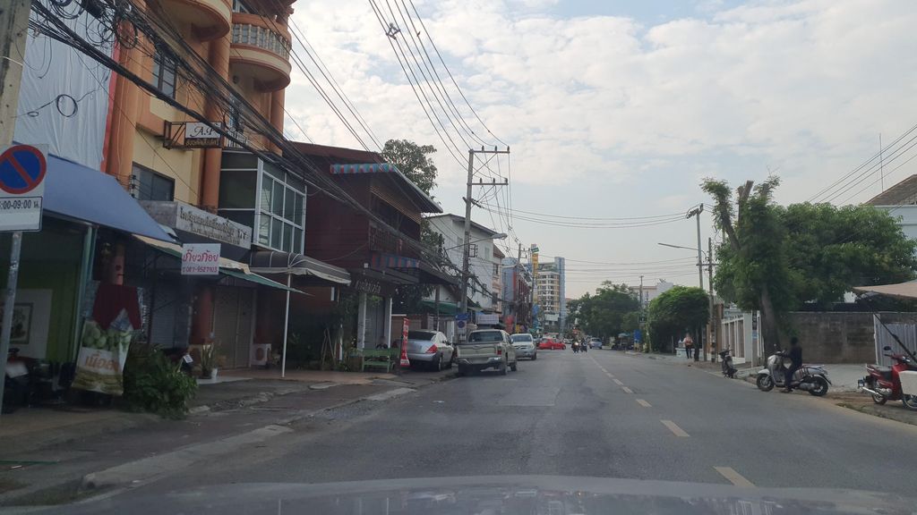 ภาพถนนตรงที่ ศูนย์วิทยาศาสตร์ฮาลาล ตั้งอยู่ ถ่ายโดย jrcarlsen พ.ศ. 2565 (2022) · A street-level view of where ศูนย์วิทยาศาสตร์ฮาลาล · Witthaya Sat Halal Centre stands, by jrcarlsen in 2565 (2022)