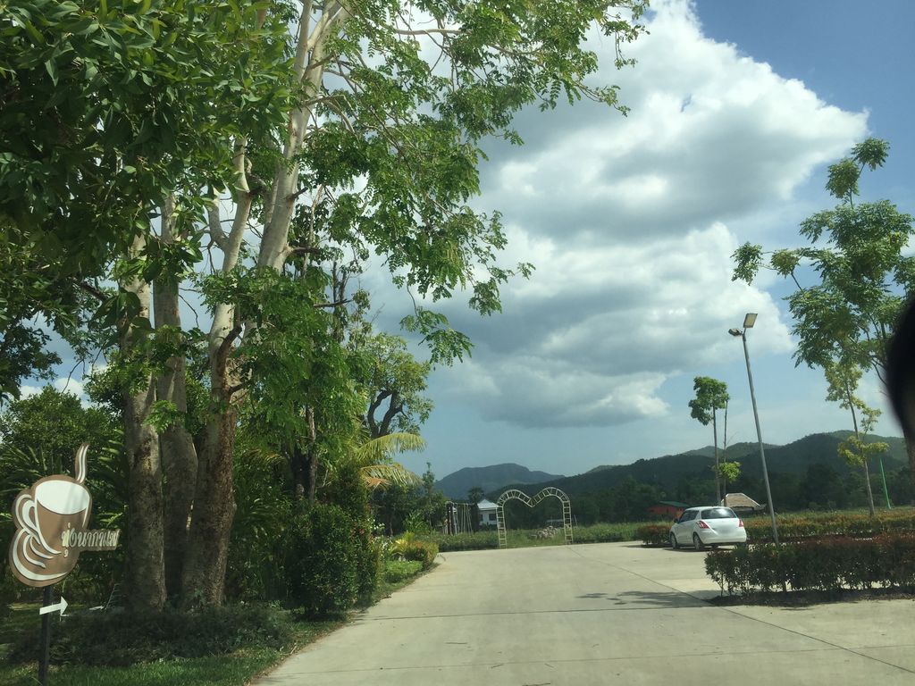 ภาพถนนตรงที่ ดัชฟาร์ม Dutch Farm ตั้งอยู่ ถ่ายโดย kyoko พ.ศ. 2561 (2018) · A street-level view of where ดัชฟาร์ม Dutch Farm stands, by kyoko in 2561 (2018)