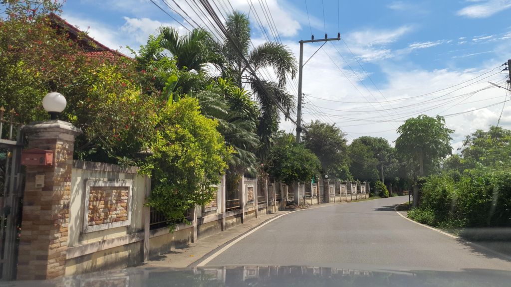 ภาพถนนตรงที่ ร้าน หงอี้ คาร์แคร์ ตั้งอยู่ ถ่ายโดย jrcarlsen พ.ศ. 2564 (2021) · A street-level view of where ร้าน หงอี้ คาร์แคร์ · Ran Ngo Car Care stands, by jrcarlsen in 2564 (2021)