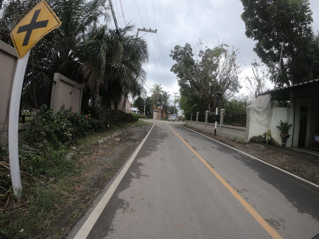 ภาพถนนตรงที่ สโรชาเลิศรส ตั้งอยู่ ถ่ายโดย chanuwath_grab พ.ศ. 2562 (2019) · A street-level view of where สโรชาเลิศรส · Sarochaloesot stands, by chanuwath_grab in 2562 (2019)