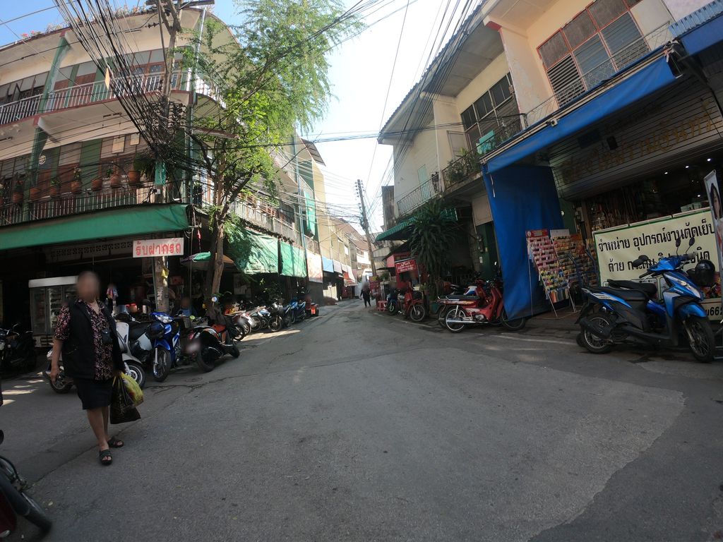 ภาพถนนตรงที่ Kilim Coffee House ตั้งอยู่ ถ่ายโดย chanuwath_grab พ.ศ. 2562 (2019) · A street-level view of where Kilim Coffee House stands, by chanuwath_grab in 2562 (2019)