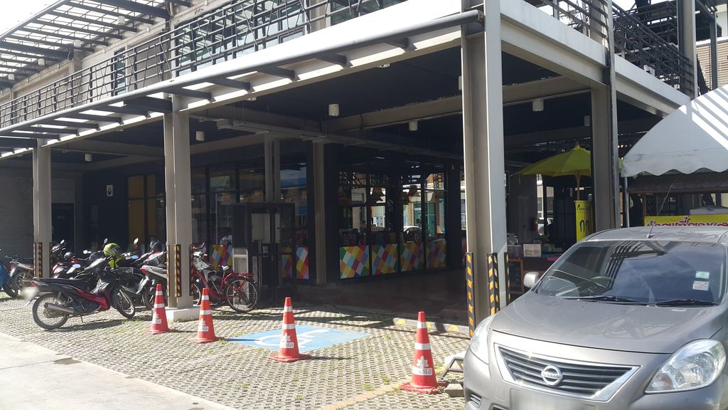 ภาพถนนตรงที่ Ny gold clinic ตั้งอยู่ ถ่ายโดย jrcarlsen พ.ศ. 2562 (2019) · A street-level view of where Ny gold clinic stands, by jrcarlsen in 2562 (2019)