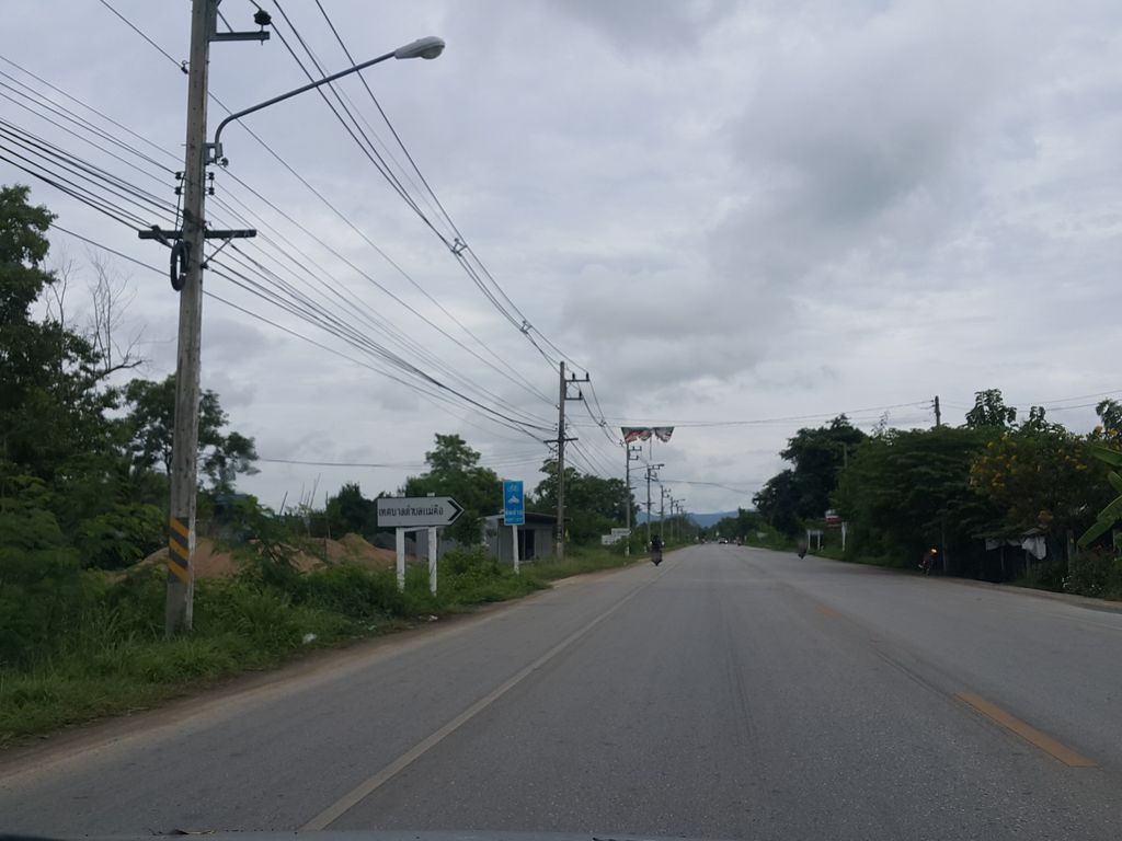 ภาพถนนตรงที่ สวนกมลทิทย์ ตั้งอยู่ ถ่ายโดย jrcarlsen พ.ศ. 2558 (2015) · A street-level view of where สวนกมลทิทย์ · Kamon Thit Garden stands, by jrcarlsen in 2558 (2015)