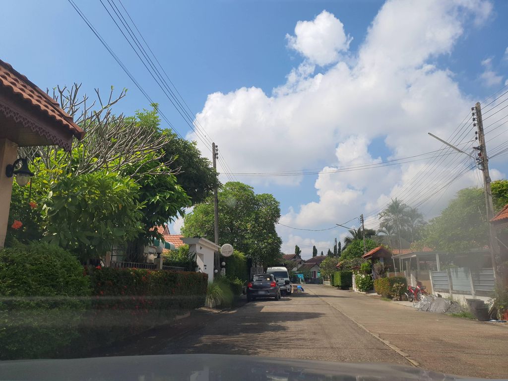 ภาพถนนตรงที่ Your Meal มื้อโปรดของคุณ ตั้งอยู่ ถ่ายโดย jrcarlsen พ.ศ. 2566 (2023) · A street-level view of where Your Meal มื้อโปรดของคุณ stands, by jrcarlsen in 2566 (2023)