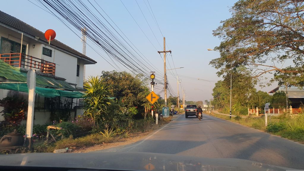 ภาพถนนตรงที่ Dtim Home Stay ตั้งอยู่ ถ่ายโดย jrcarlsen พ.ศ. 2566 (2023) · A street-level view of where Dtim Home Stay stands, by jrcarlsen in 2566 (2023)