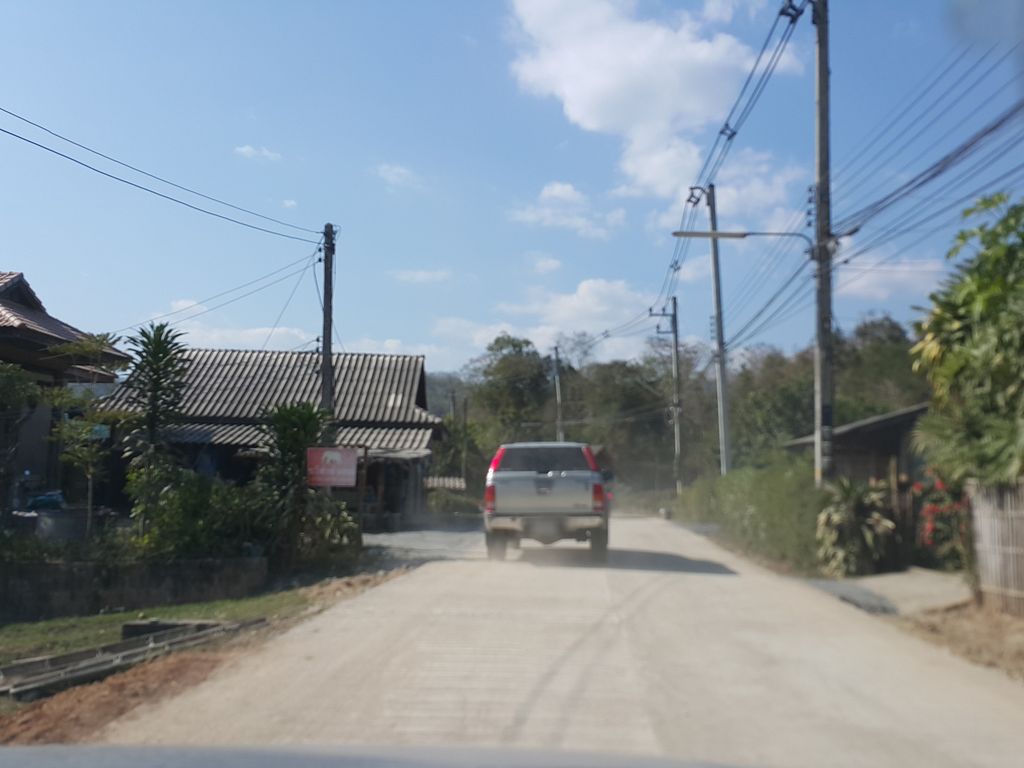 ภาพถนนตรงที่ Ma MueangWin'มา เมืองวิน ตั้งอยู่ ถ่ายโดย jrcarlsen พ.ศ. 2558 (2015) · A street-level view of where Ma MueangWin'มา เมืองวิน stands, by jrcarlsen in 2558 (2015)