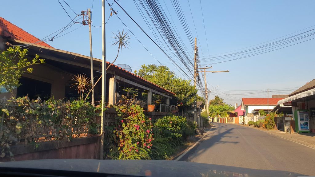 ภาพถนนตรงที่ Chiang Mai at OM Divine B&B ตั้งอยู่ ถ่ายโดย jrcarlsen พ.ศ. 2566 (2023) · A street-level view of where Chiang Mai at OM Divine B&B stands, by jrcarlsen in 2566 (2023)