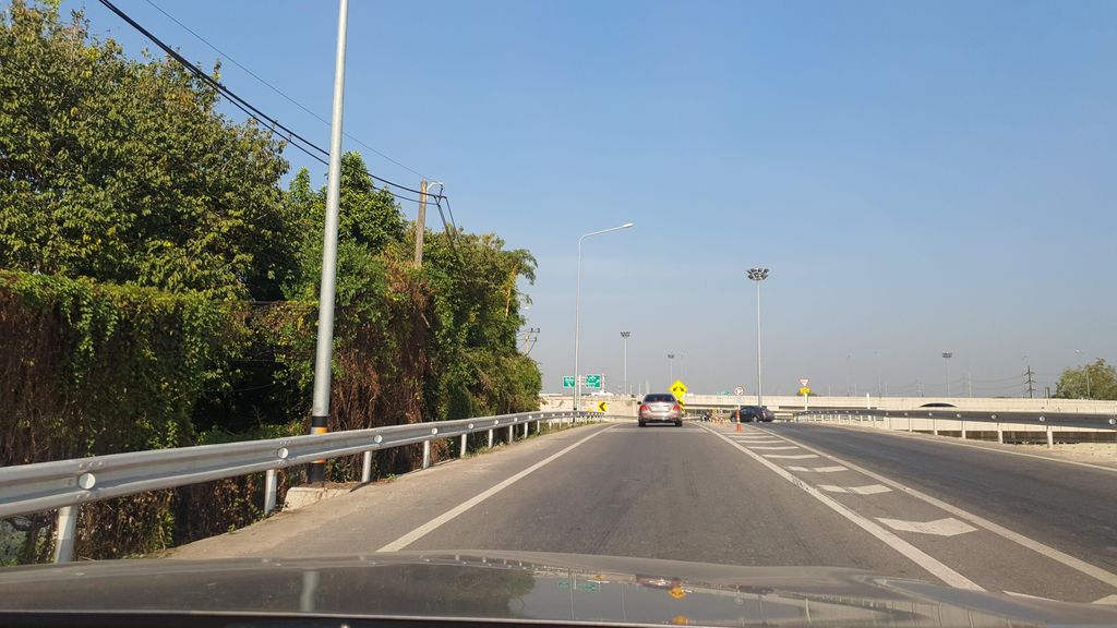 ภาพถนนตรงที่ Toyota Sure ตั้งอยู่ ถ่ายโดย jrcarlsen พ.ศ. 2566 (2023) · A street-level view of where Toyota Sure stands, by jrcarlsen in 2566 (2023)