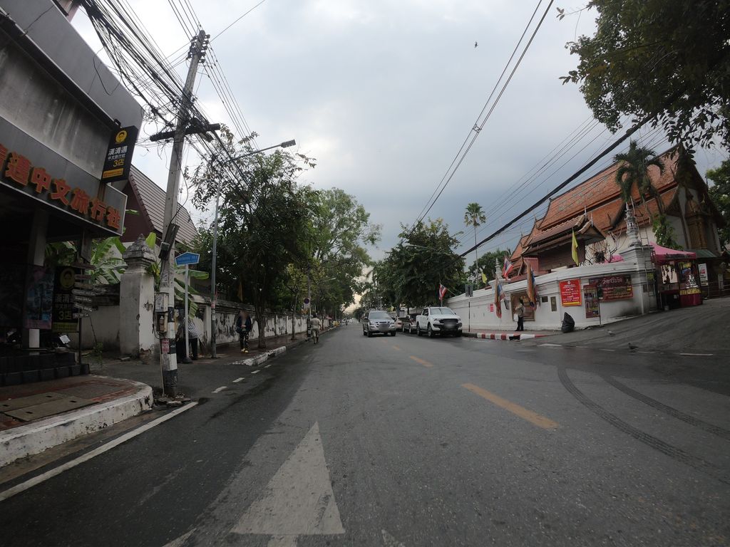ภาพถนนตรงที่ Terra Nail Spa ตั้งอยู่ ถ่ายโดย chanuwath_grab พ.ศ. 2562 (2019) · A street-level view of where Terra Nail Spa stands, by chanuwath_grab in 2562 (2019)