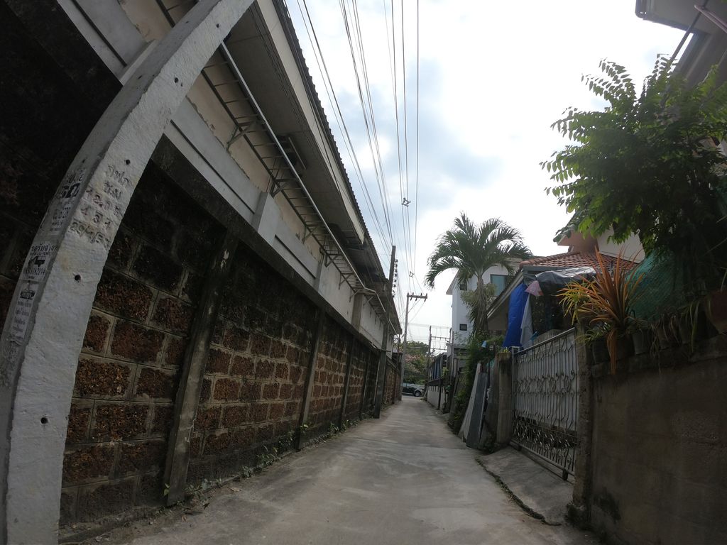 ภาพถนนตรงที่ บรรลัย โภชนา ตั้งอยู่ ถ่ายโดย chanuwath_grab พ.ศ. 2562 (2019) · A street-level view of where บรรลัย โภชนา · Bronlai Photna stands, by chanuwath_grab in 2562 (2019)