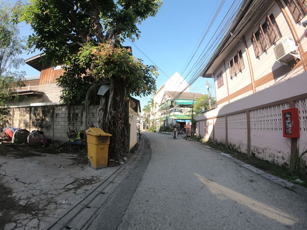 ภาพถนนตรงที่ ส้มตำป้ากะหรี่ ตั้งอยู่ ถ่ายโดย chanuwath_grab พ.ศ. 2562 (2019) · A street-level view of where ส้มตำป้ากะหรี่ · Som Tam Pa Kari stands, by chanuwath_grab in 2562 (2019)